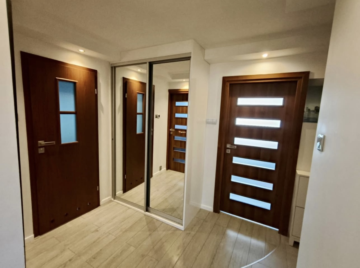 Hol z zabudową i drzwiami