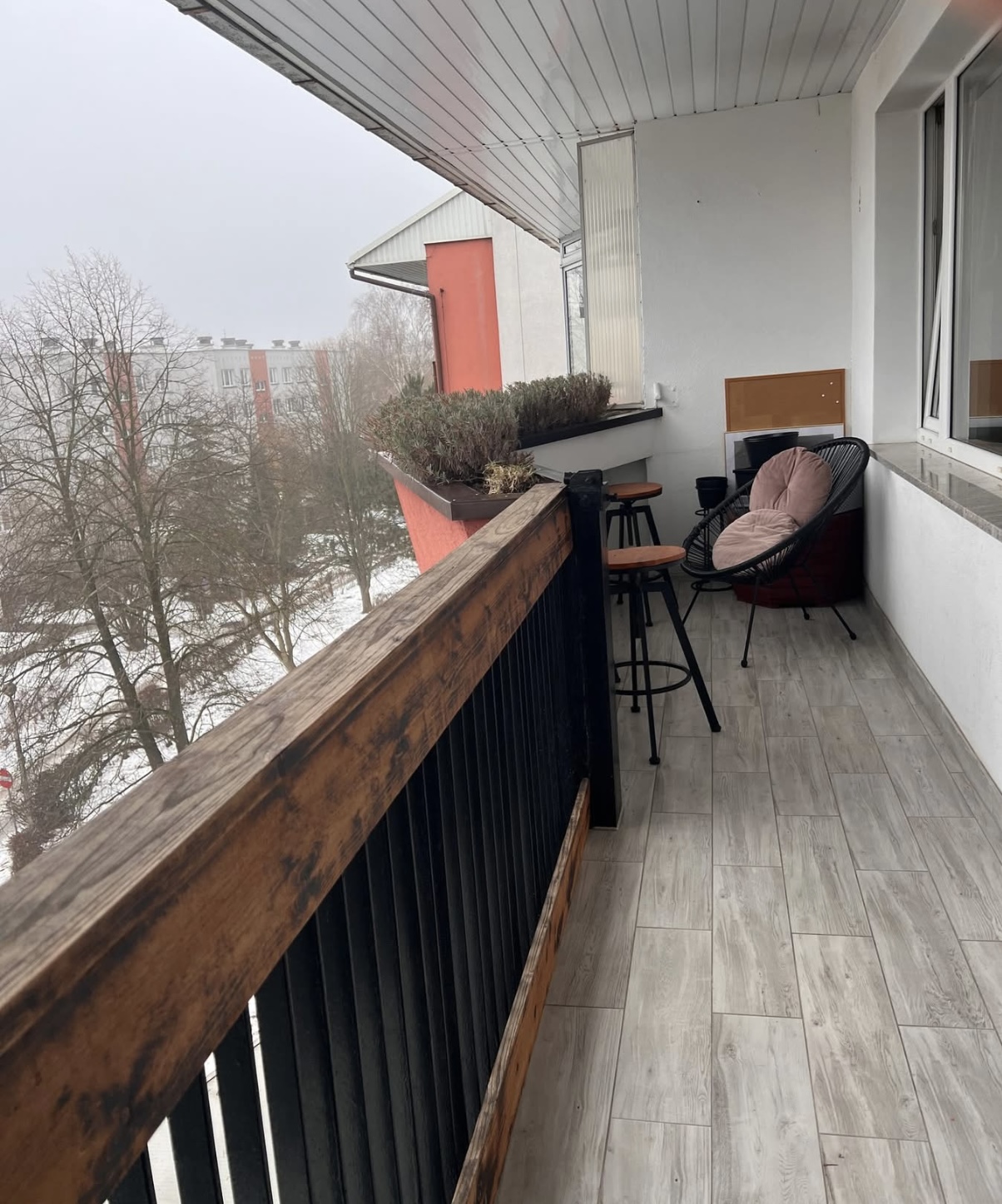 Balkon z miejscem wypoczynkowym
